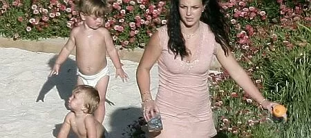 Бритни Спиърс осиновява китайчета?