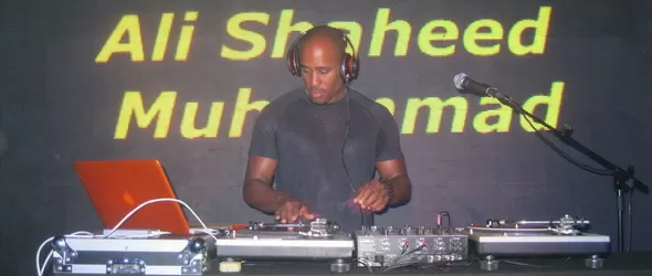 DJ Ali Shaheed Muhammad в Sofia Live Club: червено и черно