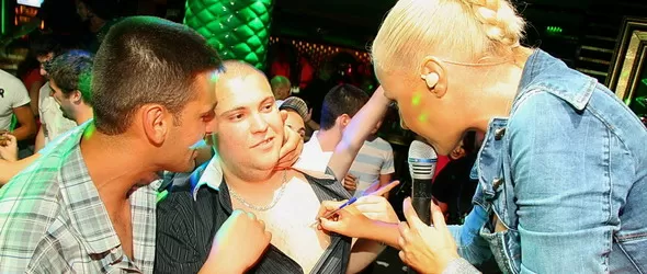 Камелия се разписа върху гърдите на фен