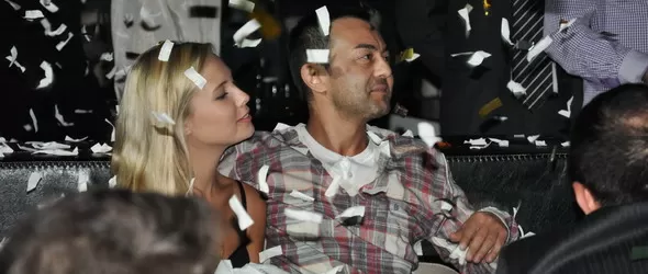 Сердар Ортач се развихри с красива блондинка в Night Flight