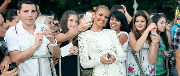 Анелия не се отдели от феновете на концерта на телевизия Планета