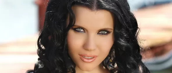 Теодора влезе в морето за най-новия си клип