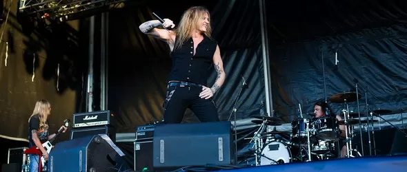 Библии за публиката във втория ден на Kavarna Rock 2012