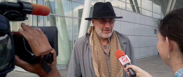 Фалшив сигнал за бомба задържа полета на Фиш и групата му