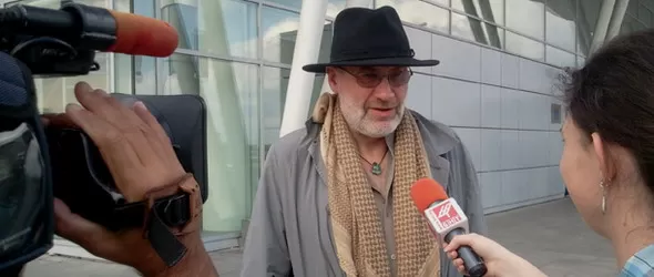 Фалшив сигнал за бомба задържа полета на Фиш и групата му