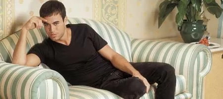 Резил: Енрике Иглесиас опипва беквокалистка на сцената