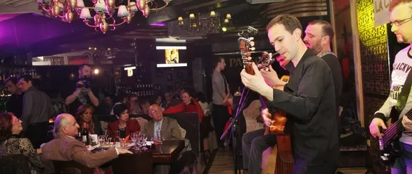 Румба Афисионадо и Поли Генова в горещо испанско приключение