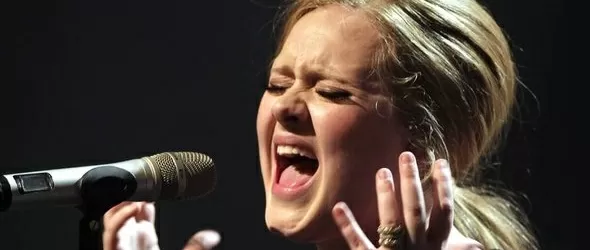 Адел ще гледа детето си извън Лондон