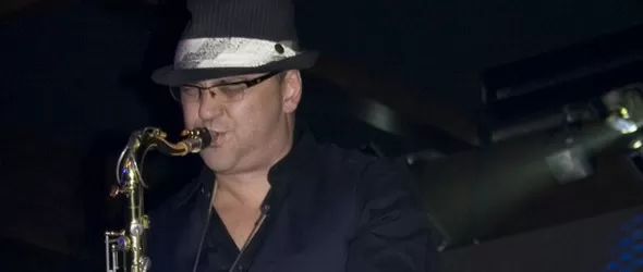 Със сакс на живо Tri O Five връщат лятото в Бургас на празника