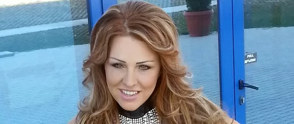 Рени показва взрив от чувства в новото си видео Бях на ръба