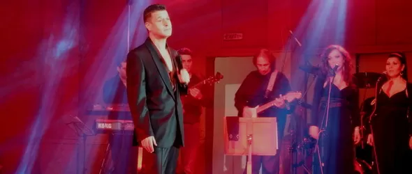 Георги Христов – стилен в бутиковия си концерт Коледна нощ