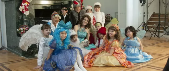 Мис Киргизстан с българска новогодишна песен