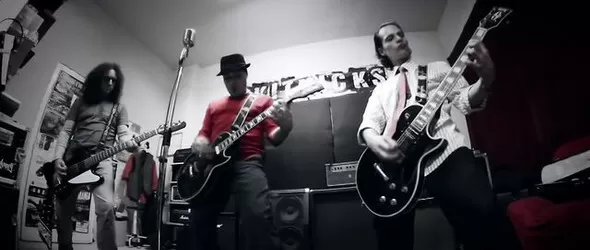 Виж кой отнесе ти-шърт с логото на Skitnicks и дискове на групата