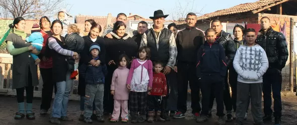 Любо Киров се омеша с ромите в Шатра