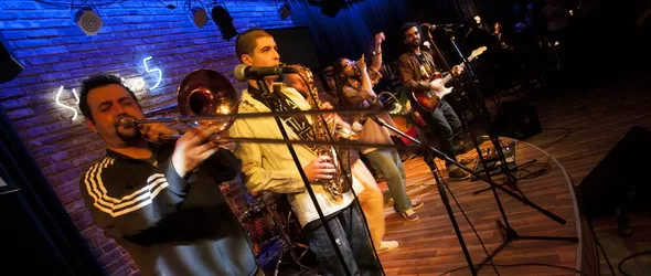 Музиката на безвремието от RootsRocketBand