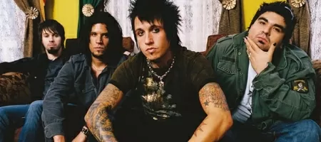 Джейкъби Шадикс (Папа Роуч) тръгва в солова стъпка