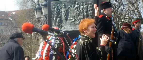 Мая Нешкова пя с опълченска униформа на концерта за 3 март