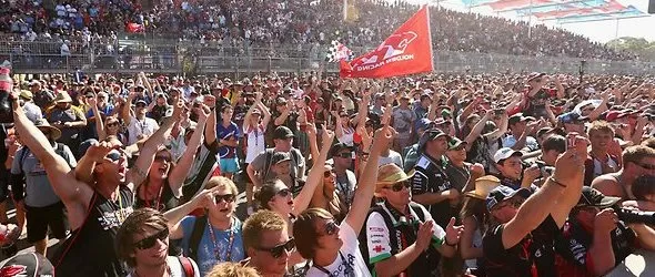 Фенки, фенки, или как да отнасяш цветя вместо псувни на сцената