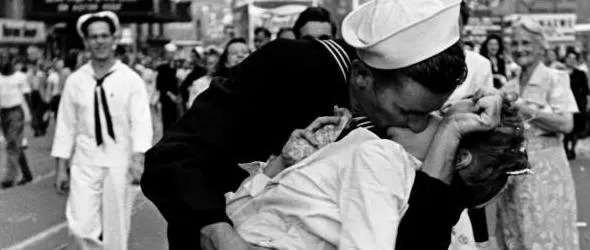 Суинг, целувки и униформи на Smugglers Swing Club