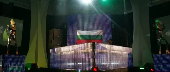 DJ Diass с националния флаг на промоцията на Welcome To Bulgaria