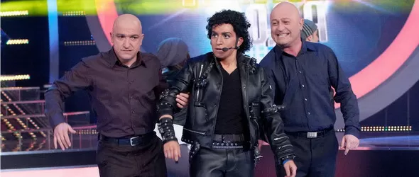 Рафи, Зуека и Рачков като братята Bee Gees в Като две капки вода