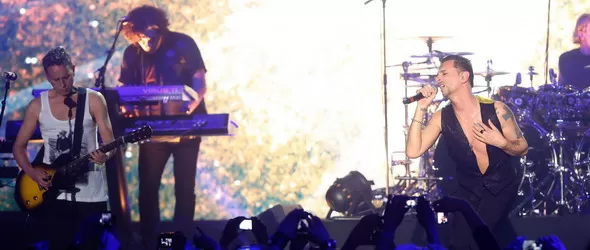 Четири масажистки за Дейв Гахан по време на престоя му в София