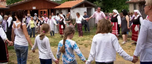 Имигранти от различни националности играха хора в Странджа