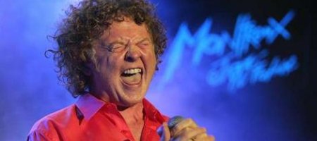 Мик Хъкнал (Симпли Ред) се доразведе с Уорнър Мюзик