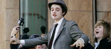 Пит Дохърти намъкна сутиен