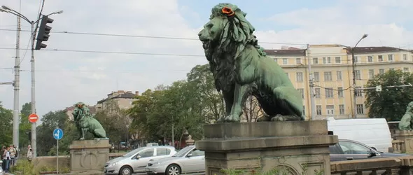 Лъвовете на Лъвов мост осъмнаха с расти в стил Snoop Lion