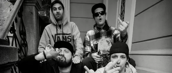 Пълен Маймунарник! Piranha преди Bloodhound Gang