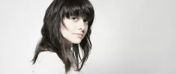 Нежна, феерична. Iustina представи дебютния си клип In The Light