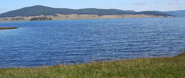 Фолклорни състави от цяла България пеят край язовир Батак