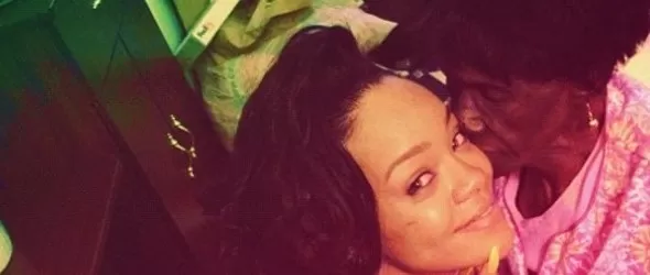 Рири се стиска за погребението на баба си