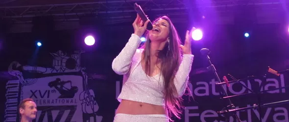 Стилен джаз и естествена красота: Ив Мендес на Банско Джаз Фест