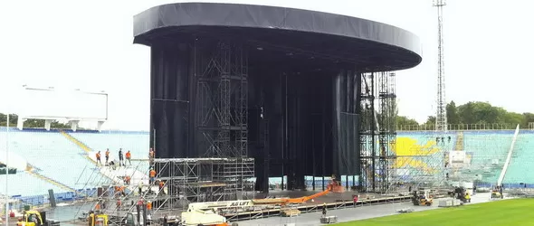 Сцената за Стената е готова. Нека Роджър Уотърс влезе сега!