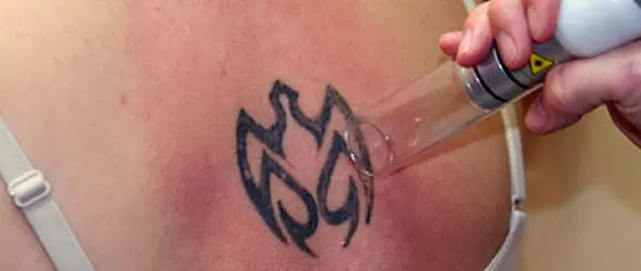 Манекенки с народна премяна на тату феста в Бургас