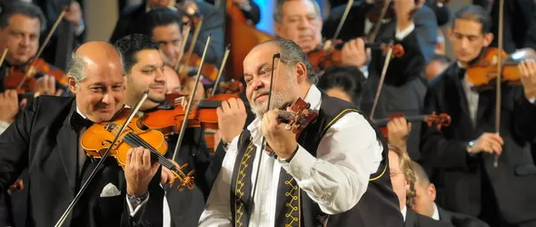 100 Gypsy Violins пристигат с унгарски готвач