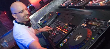 DJ Чус ще прави парти в Ескейп