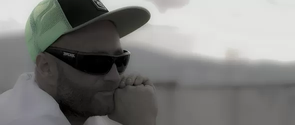 Змия ухапа Goodslav докато снимаше Супер дупе