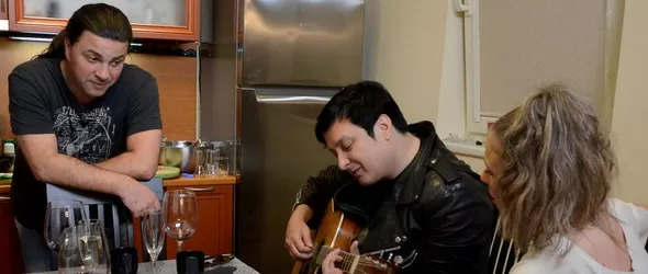 Предай нататък открива сезона с Наско от Б.Т.Р. и Елена Розберг