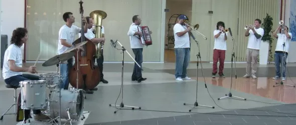 Ангел Заберски и Стунджи като интро към Музиката на Америка