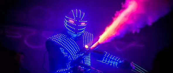 Мегароботът Andromega нахлу в нощния живот на София