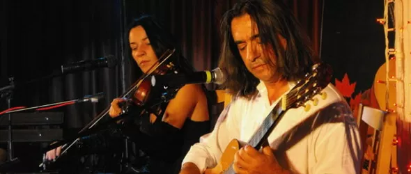 Китара и цигулка пеят поезия в клуб Рубаят