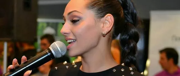 Родни музикнати ваят тела заедно в спортен център