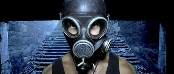 Дидо излиза с противогаз на коледния концерт на D2