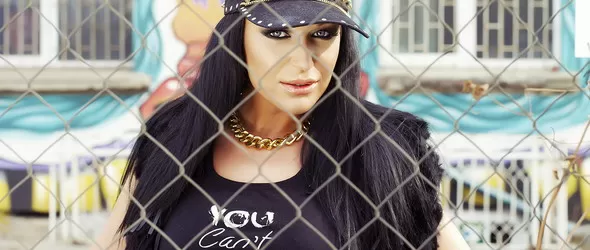 Деница с клип към парчето В живота ми дойде