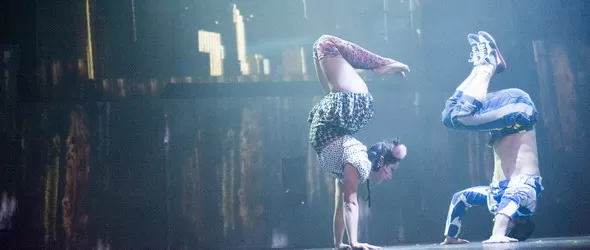 Двама от танцьорите на Цирк Елуаз в Daning Stars