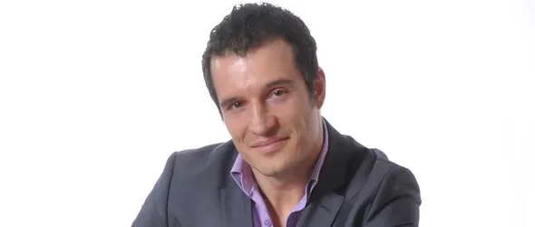 Диджей танцува латино докато управлява пулта