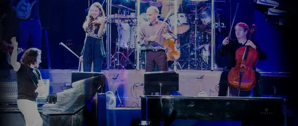 Yanni пристига с над 35-членен бенд от 11 различни държави